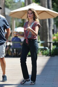 penelope-cruz-out-for-iced-coffee-at-erewhon-market-in-studio-city-08-01-2023-6.jpg