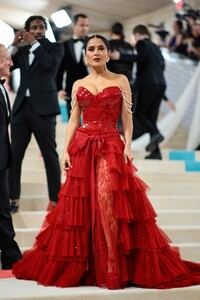 salma-hayek-at-2023-met-gala-celebrating-karl-lagerfeld-a-line-of-beauty-in-new-york-05-01-2023-6.jpg