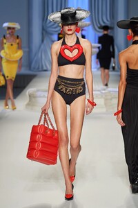 00020-moschino-spring-2023-ready-to-wear-credit-gorunway.thumb.jpg.34bc6c4d8ee7ef48a210add5d2b7ca79.jpg