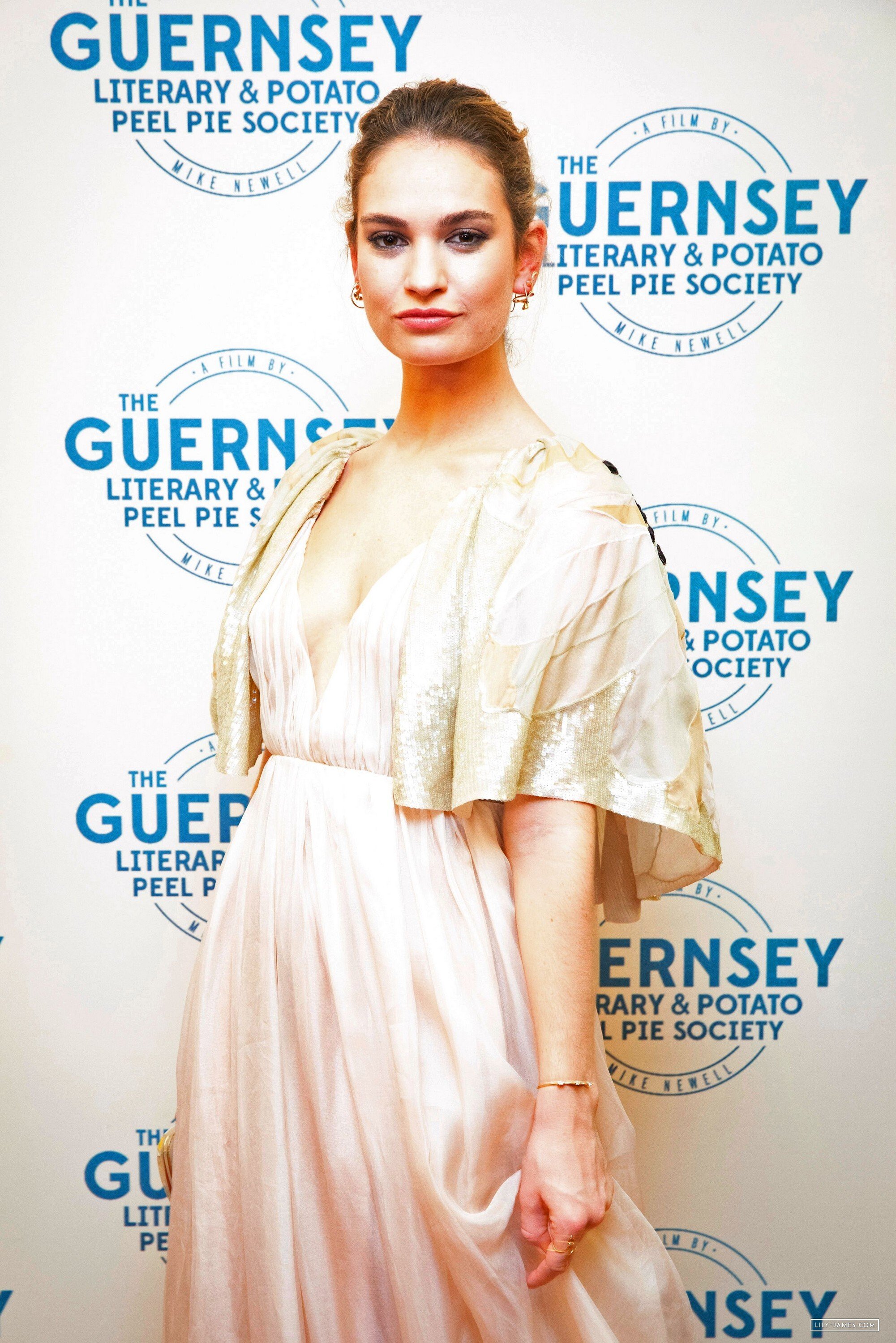 Potato peel pie society. The Guernsey Literary and Potato Peel pie Society. The Guernsey Literary and Potato Peel pie. Пирог Guernsey Literary and Potato Peel pie Society. Образ Лили Джеймс клуб любителей книг и пирогов.