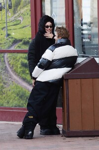 Hailey-Bieber---Snowboarding-candids-in-Aspen---Colorado-02.jpg