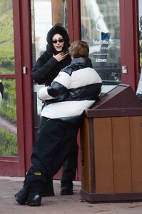 Hailey-Bieber---Snowboarding-candids-in-Aspen---Colorado-10.jpg