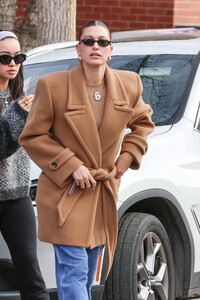 Hailey-Bieber---Steps-Out-for-breakfast-in-Aspen-04.jpg