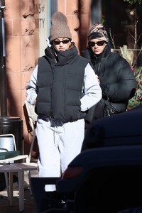 Hailey-Bieber---Steps-out-for-breakfast-in-Aspen-07.jpg