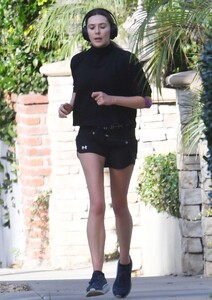 elizabeth-olsen-on-a-jog-in-los-angeles-11-27-2023-2.jpg