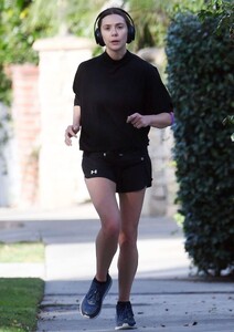 elizabeth-olsen-on-a-jog-in-los-angeles-11-27-2023-3.jpg