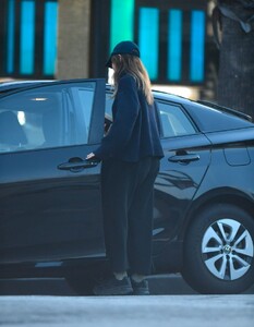 elizabeth-olsen-out-shopping-in-los-angeles-12-27-2023-2.jpg