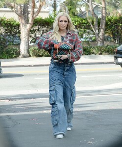gwen-stefani-out-and-about-in-los-angeles-12-17-2023-6.jpg
