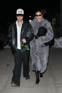 hailey-and-justin-biber-out-for-dinner-in-aspen-12-17-2023-6.jpg