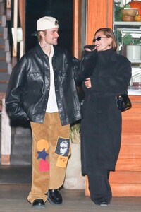 hailey-and-justin-bieber-leaves-a-dinner-in-malibu-12-10-2023-6.jpg