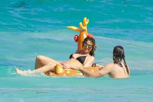 heidi-klum-and-tom-kaulitzat-a-beach-in-st.-barts-12-21-2023-1.jpg