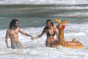 heidi-klum-and-tom-kaulitzat-a-beach-in-st.-barts-12-21-2023-3.jpg