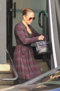 jennifer-lopez-leaves-her-workout-session-in-los-angeles-12-12-2023-1.jpg