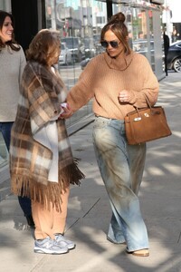 jennifer-lopez-out-shopping-with-her-mother-guadalupe-rodriguez-12-23-2023-9.jpg