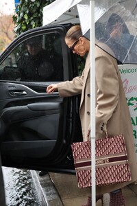 jennifer-lopez-shopping-at-louis-vuitton-after-having-lunch-at-the-ivy-in-los-angeles-12-21-2023-1.jpg