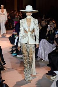 00001-zuhair-murad-spring-2023-couture-gorunway.thumb.jpg.098076fb20e811946fb66cb25a128514.jpg