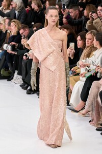 00009-fendi-spring-2023-couture-credit-gorunway.thumb.jpg.89bd34bbc8850b9a80dfc2dde5efd262.jpg