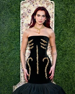 433841126_dualipa-goldenglobeawards-6.jpg