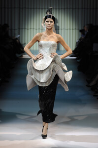 GiorgioArmaniPrive2009HauteCouture143.thumb.jpg.8c83d5b135299e95465a9a485197e6c8.jpg