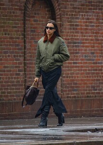 Irina-Shayk---Out-for-a-stroll-in-New-York-01.jpg