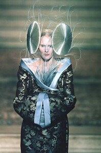 McQueenforGivenchyFW1997Paris(1).thumb.jpg.1e19d7e8ea56464db15d50bb2e673b8b.jpg