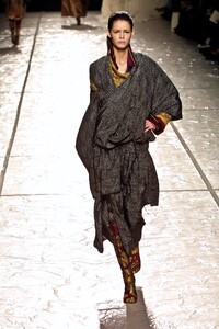 VivienneWestwood2002FW1.thumb.jpg.1ff374119feefd60f21d1d8fe754f538.jpg