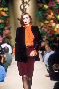 YvesSaintLaurent1996HauteCouture14.thumb.jpg.7113916101be7cadf1588d02f7018d94.jpg