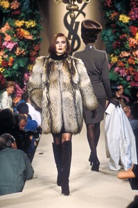 YvesSaintLaurent1996HauteCouture20.thumb.jpg.54ce3199b5a63382d8ab0411c08a847d.jpg