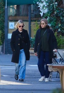 amy-poehler-and-aubrey-plaza-on-a-park-bench-in-manhattan-s-west-village-12-29-2023-4.jpg