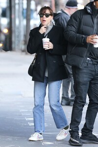 aubrey-plaza-arrives-for-her-matinee-performance-of-danny-and-the-deep-blue-sea-in-ny-01-03-2024-3.jpg