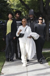 jada-pinkett-and-willow-smith-at-a-post-lunch-walk-with-friends-01-06-2024-4.jpg