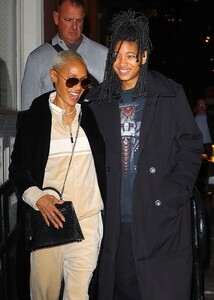 jada-pinkett-and-willow-smith-leaves-il-mulino-prime-in-new-york-10-17-2023-2.jpg