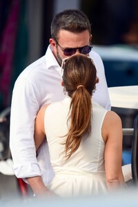 jennifer-lopez-and-ben-affleck-out-in-st-bart-s-12-29-2023-0.jpg