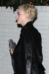 julia-garner-arriving-at-chateau-marmont-01-05-2024-3.jpg