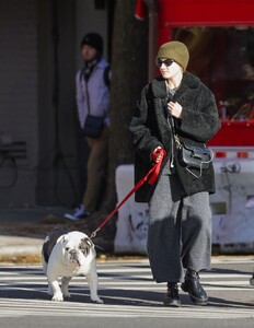 julia-garner-walks-her-dog-in-new-york-city-12-19-2023-0.jpg
