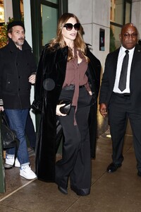 sofia-vergara-in-a-sleek-black-coat-in-new-york-01-16-2024-2.jpg