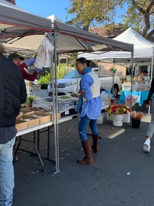 zoe-saldana-and-marco-perego-shopping-at-farmer-s-market-in-montecito-12-15-2023-4.jpg