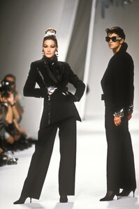 ClaudeMontana1991WomenRTW45.thumb.jpg.dc90b39549c7b93f434b7c32563f7c28.jpg