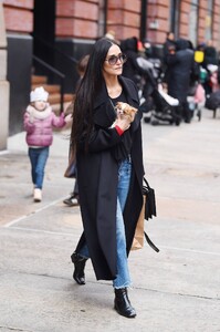 Demi-Moore---Arriving-at-her-New-York-City-hotel-03.jpg