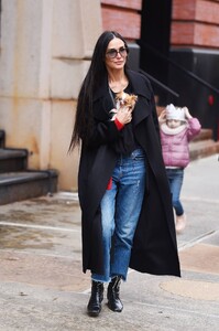 Demi-Moore---Arriving-at-her-New-York-City-hotel-09.jpg