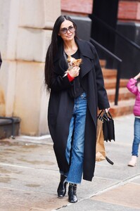 Demi-Moore---Arriving-at-her-New-York-City-hotel-24.jpg