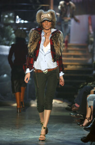 Dsquared22004WomenFW11.thumb.jpg.528c7a26c7888eb1e0e49f219201c139.jpg