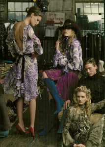 Leibovitz_Roberto_Cavalli_Fall_Winter_2005_06_01.thumb.png.60cfe174fd870a452b091bf82cf058f5.png