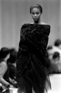 Naomi_Fendi_FW1988_07.jpg