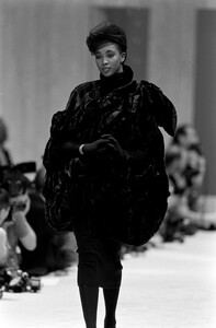 Naomi_Fendi_FW1988_09.jpg