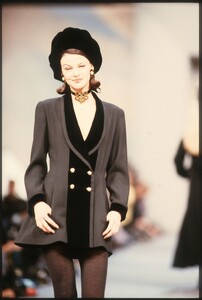 Sonia_Schnetzer_Chanel_FW1989_04.jpg