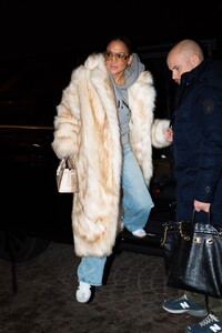 jennifer-lopez-arriving-in-paris-01-21-2024-0.jpg