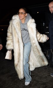 jennifer-lopez-arriving-in-paris-01-21-2024-2.jpg