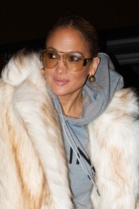 jennifer-lopez-arriving-in-paris-01-21-2024-5.jpg