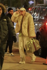 jennifer-lopez-street-style-new-york-02-01-2024-6.jpg